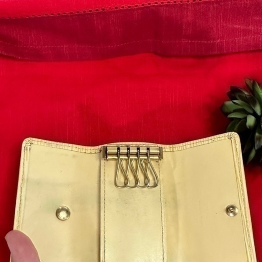 AUTHENTICATED Louis Vuitton key holder. Good condition. - Picture 13 of 13